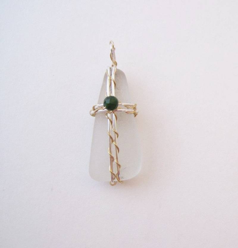 Artikel 594 - Echter Seeglasdraht Gewickelt Kreuz Anhänger Mit Jade Akzent, Christlicher Schmuck, Glaube Upcycled, Geschenk Für Sie von CreationsbyCglass