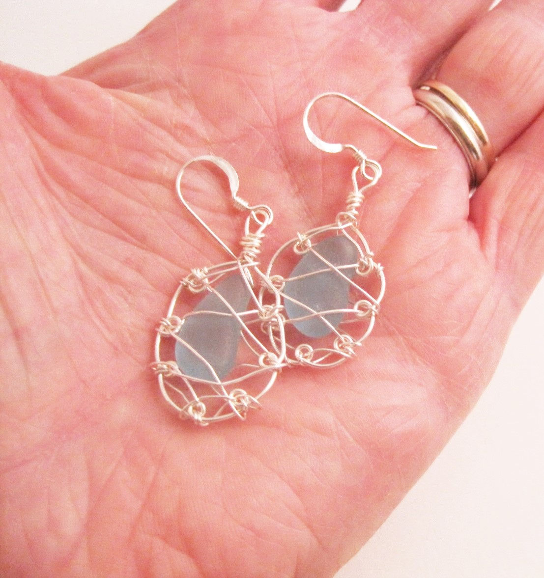 Echter Blauer Seeglasdraht Gewickelt Ohrringe, Seltenes Blaues Seeglas, Upcycled, Geschenk Für Sie, Glaubensgeschenk, Christlich, Inspirierend | 510 Echter Blauer Seeglasdraht Gewickelt Ohrringe, Seltenes Blaues Seeglas, Upcycled, Geschenk Für Sie, Glaubensgeschenk, Christlich, Inspirierend | 510 von CreationsbyCglass