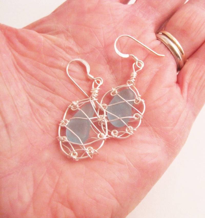 Echter Blauer Seeglasdraht Gewickelt Ohrringe, Seltenes Blaues Seeglas, Upcycled, Geschenk Für Sie, Glaubensgeschenk, Christlich, Inspirierend | 510 Echter Blauer Seeglasdraht Gewickelt Ohrringe, Seltenes Blaues Seeglas, Upcycled, Geschenk Für Sie, Glaubensgeschenk, Christlich, Inspirierend | 510 von CreationsbyCglass