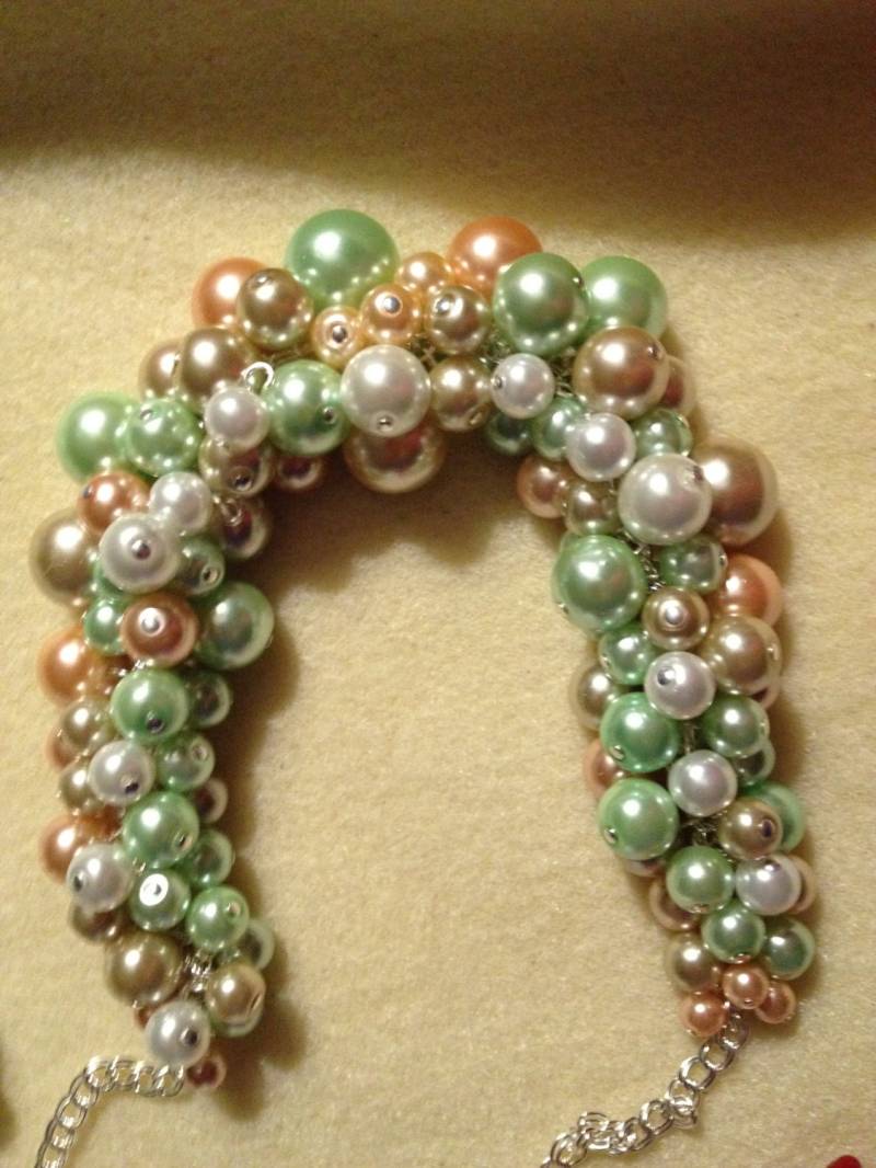 Perlencluster Halskette Beige, Grün, Pfirsich Party Perlen von CreationsbyCynthia1