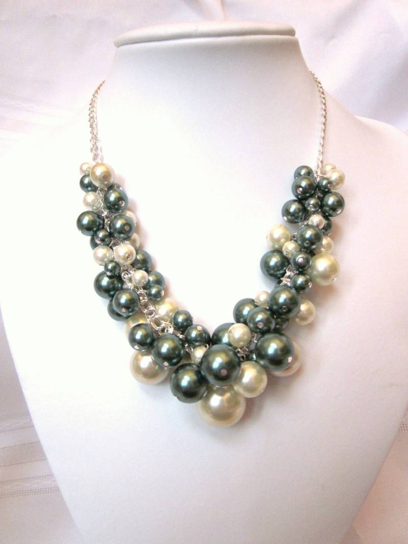 Dunkelgrüne Perlenkette Mit Drei Perlen Versilberte Perlen von CreationsbyCynthia1