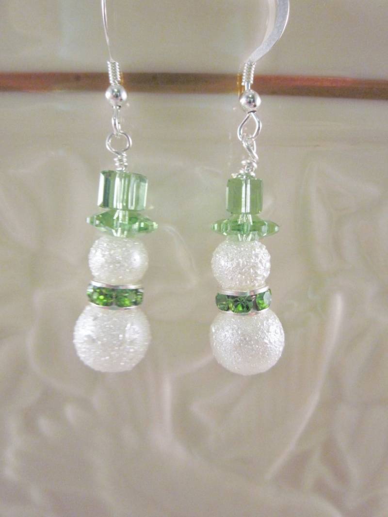 Schneemann Ohrringe Mit Peridot Grünem Tophat - Ihre Wahl Feiern Sie Die Feiertage Stil, Srajd von CreationsbyCynthia1