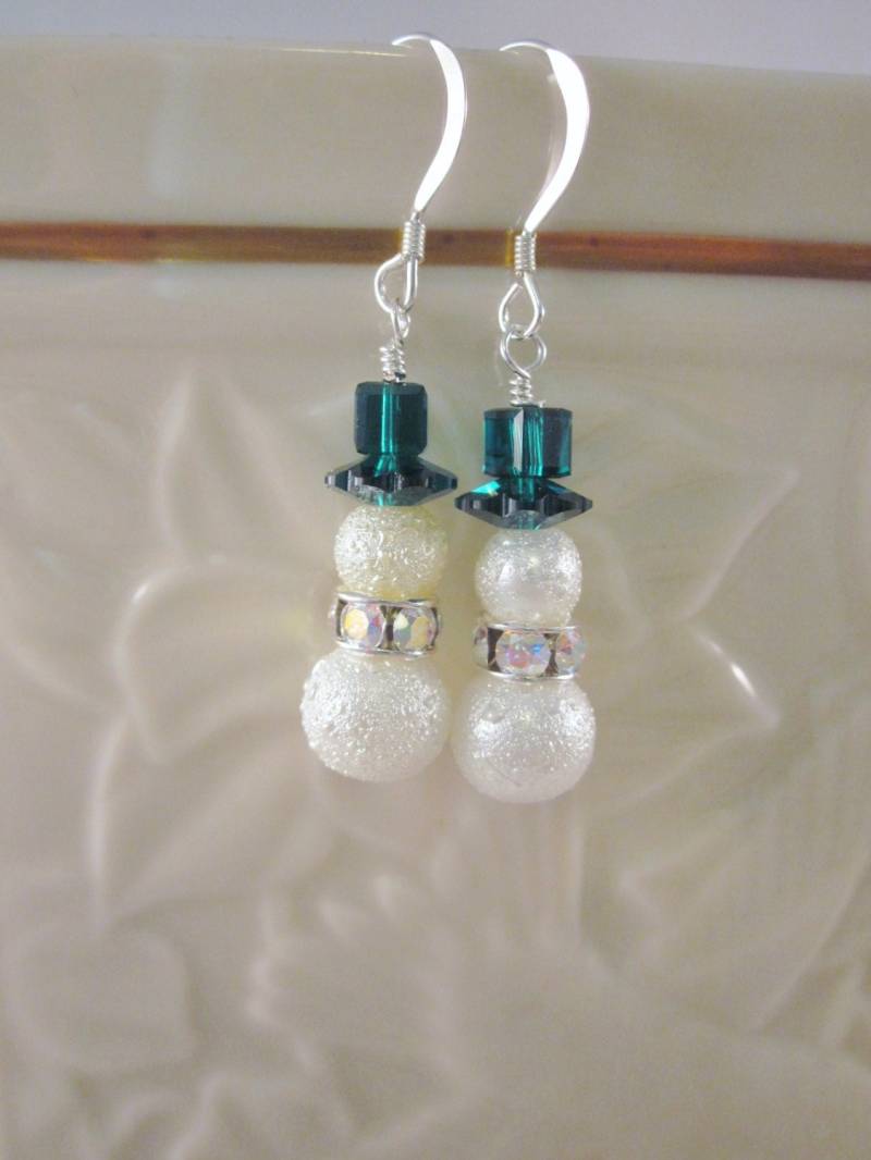 Schneemann Ohrringe Mit Smaragd Grünem Zylinder - Ihre Wahl Feiern Sie Die Feiertage Stil, Srajd von CreationsbyCynthia1