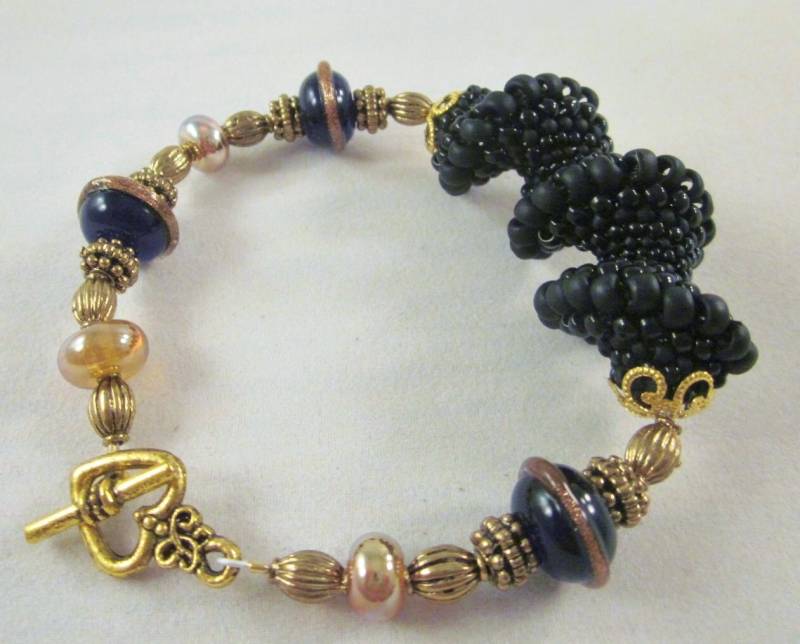 Schwarzes Spiralarmband Aus Glas Mit Antikgold - Handarbeit, Unikat, Ooak, Srajd von CreationsbyCynthia1