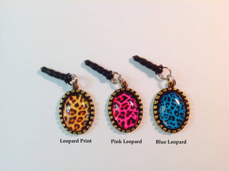 Leoparden-Print Antik Bronze Charm Handy Oder Tablet Audio Staub Stecker Ihrer Wahl Von Drei Designs Leoparden-Print Antik Bronze Charm Handy Oder Tablet Audio Staub Stecker Ihrer Wahl Von Drei Designs von CreationsbyDewDrop