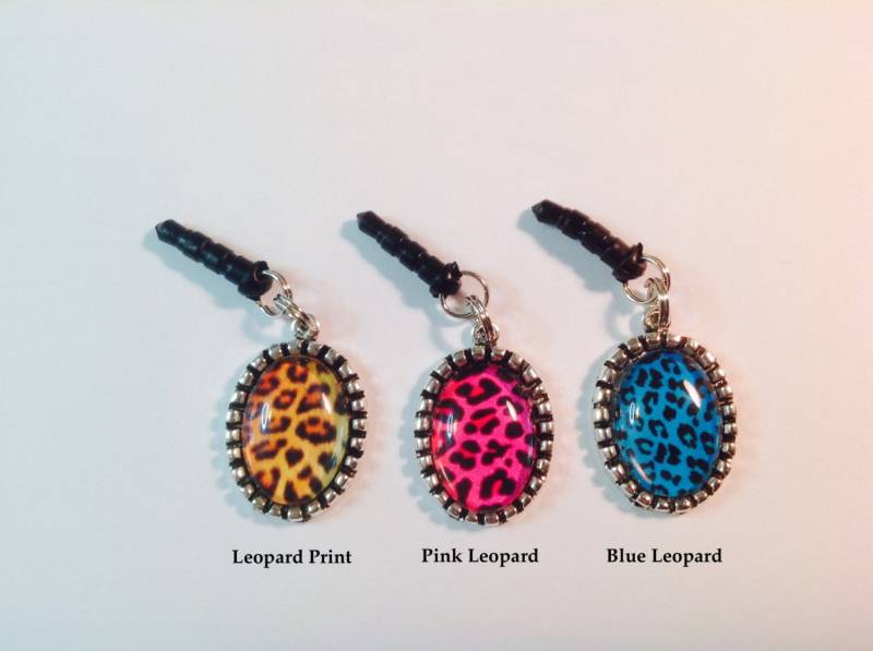 Leoparden-Print Antik Silber Charm Handy Oder Tablet Audio Staub Stecker Ihrer Wahl Von Drei Designs Leoparden-Print Antik Silber Charm Handy Oder Tablet Audio Staub Stecker Ihrer Wahl Von Drei Designs von CreationsbyDewDrop
