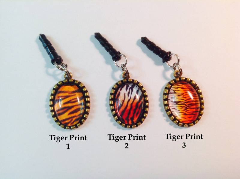 Tiger-Print Antik Bronze Charm Handy Oder Tablet Audio Staub Stecker Ihrer Wahl Von Drei Designs Tiger-Print Antik Bronze Charm Handy Oder Tablet Audio Staub Stecker Ihrer Wahl Von Drei Designs von CreationsbyDewDrop