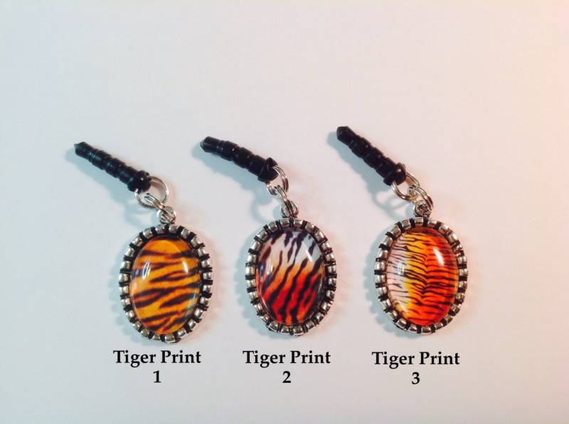 Tiger-Print Antik Silber Charm Handy Oder Tablet Audio Staub Stecker Ihrer Wahl Von Drei Designs von CreationsbyDewDrop