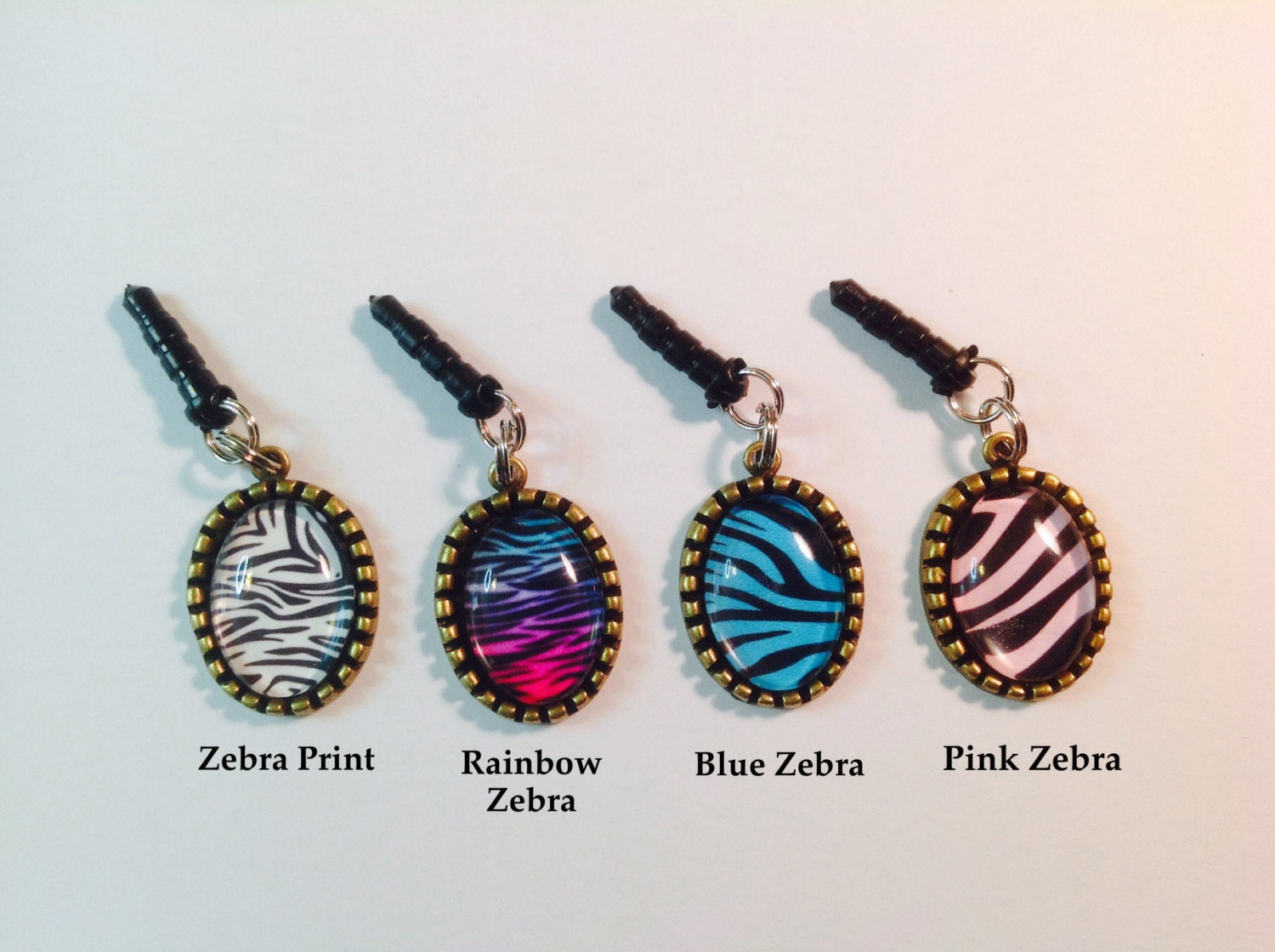 Zebra-Print Antik Bronze Charm Handy Oder Tablet Audio Staub Stecker Ihrer Wahl Von Drei Designs Zebra-Print Antik Bronze Charm Handy Oder Tablet Audio Staub Stecker Ihrer Wahl Von Drei Designs von CreationsbyDewDrop