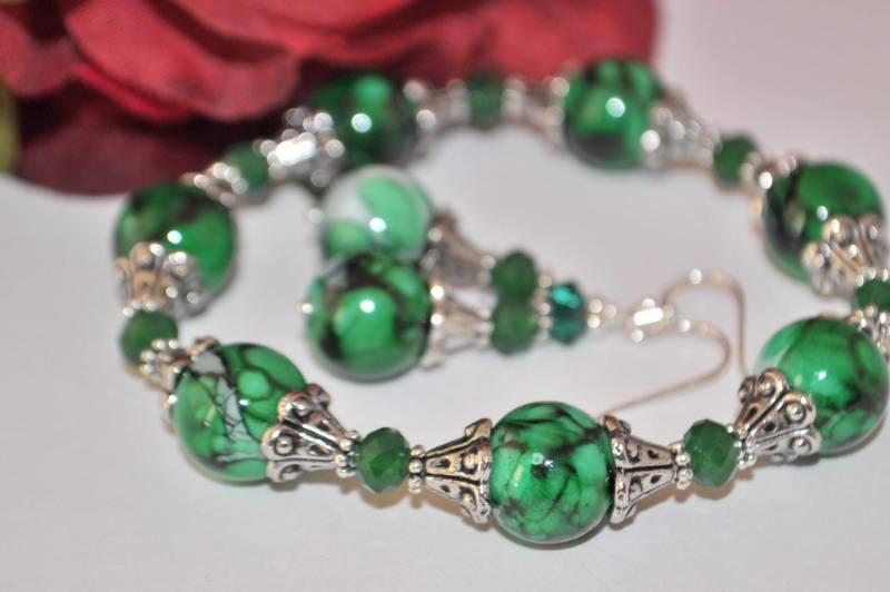 Smaragdgrüne Kristall Armband Und Ohrringe Set Aquarell Glasperlen von CreationsbyJeanna