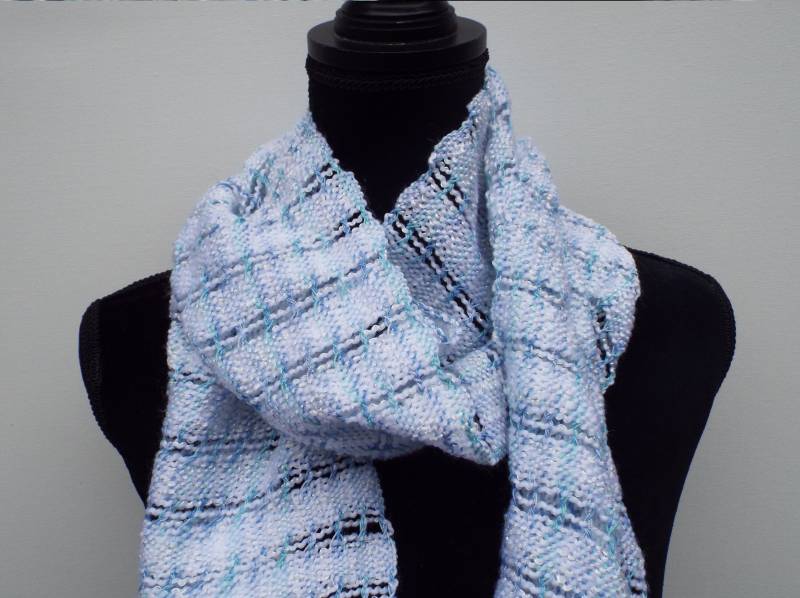 Schöne Handgewebte Schal, Lacey Hand Gewebt Schal in Weiß Und Blau, Handgemachte Mode Damen Einzigartiges Accessoire, Leichte von CreationsbyMaris