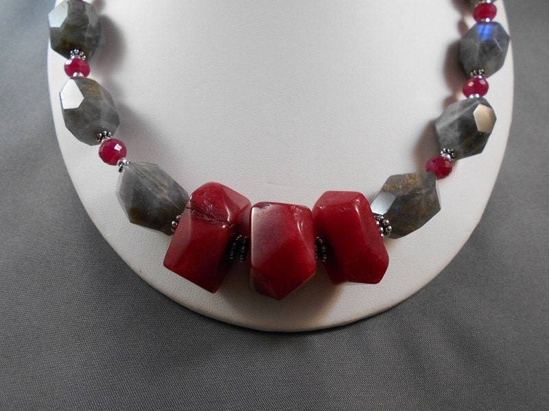 Abstand Labradorit Und Rubin Jade Nuggets Mit Echten Facettierten Rondellen Abstand Labradorit Und Rubin Jade Nuggets Mit Echten Facettierten Rondellen von CreationsbySuzette