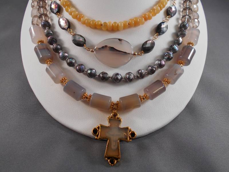Kostenloser Koordinationsschal Multi Strang Grau Achat Und Gelb Opal Statement Halskette Ohrring Set von CreationsbySuzette