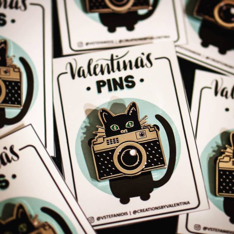 Schwarze Katze Kamera Emaille Pin von CreationsbyValentina