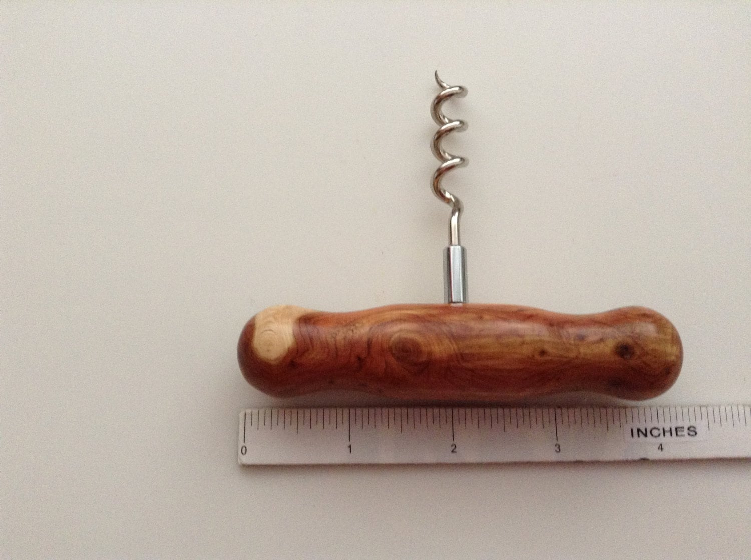 Handgedrechselter Korkenzieher Aus Wacholderholz Mit Chrombeschlägen Handgedrechselter Korkenzieher Aus Wacholderholz Mit Chrombeschlägen von Creationsbykandpj