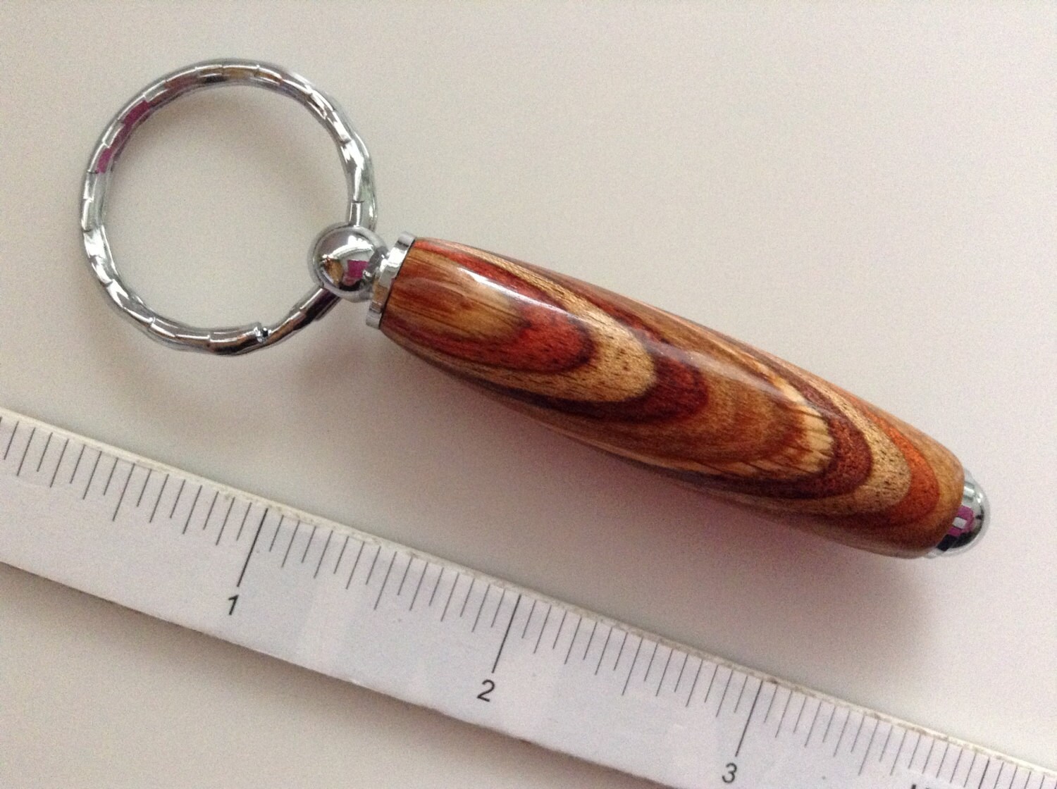 Handgefertigte Laminierte Hartholz Schlüsselanhänger Handgefertigte Laminierte Hartholz Schlüsselanhänger von Creationsbykandpj