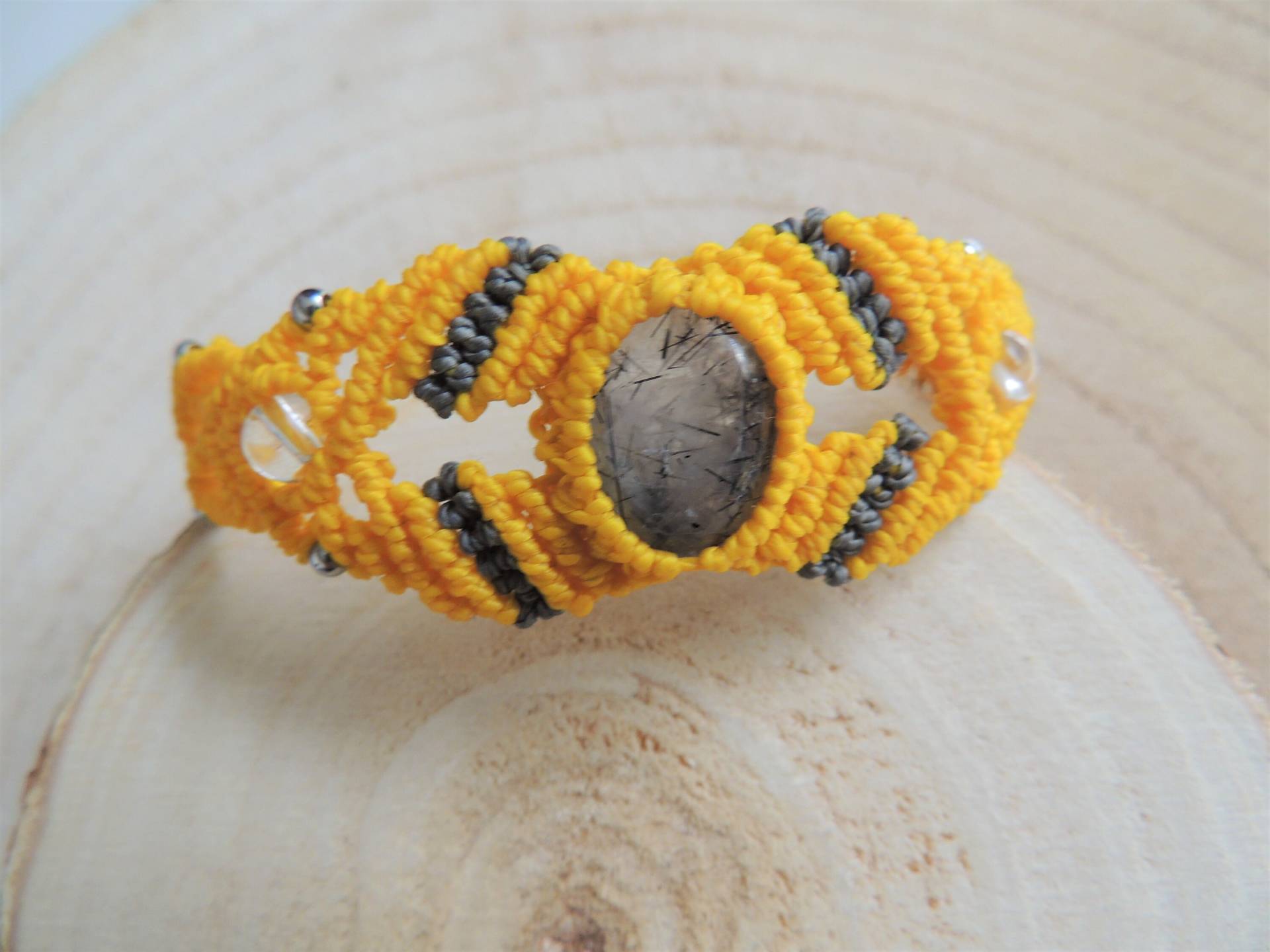 Armband Aus Gelbem Mikromakramee Und Schwarzem Rutilquarz von Creationschrysalide