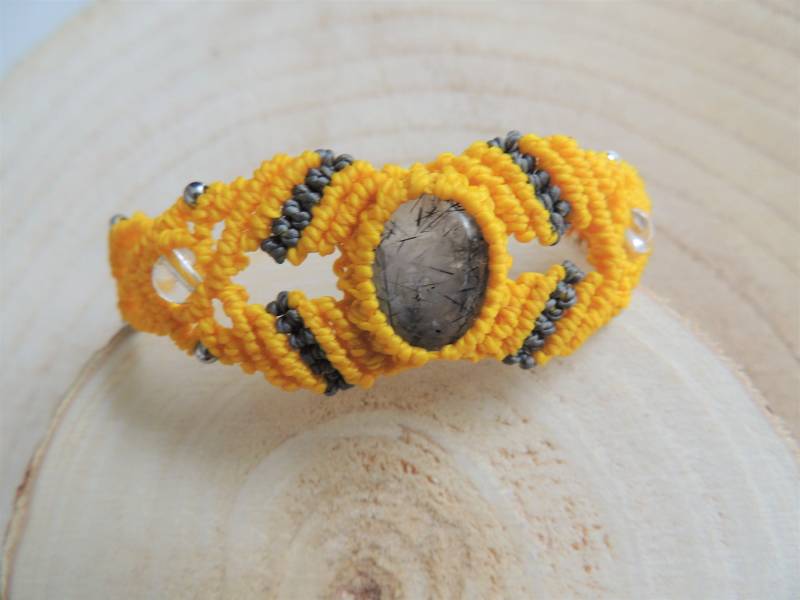 Armband Aus Gelbem Mikromakramee Und Schwarzem Rutilquarz von Creationschrysalide