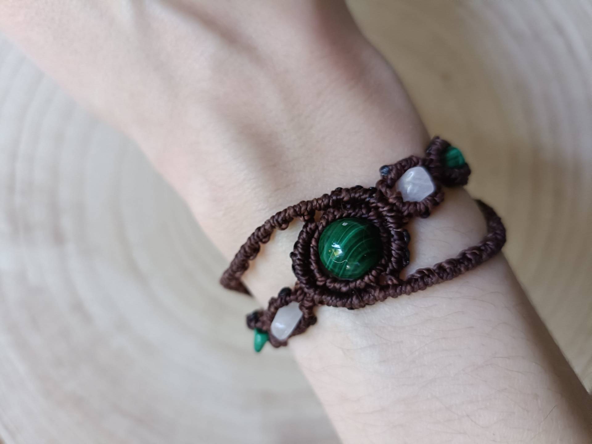 Armband Aus Mikromakramee, Malachit Und Rosenquarz Armband Aus Mikromakramee, Malachit Und Rosenquarz von Creationschrysalide