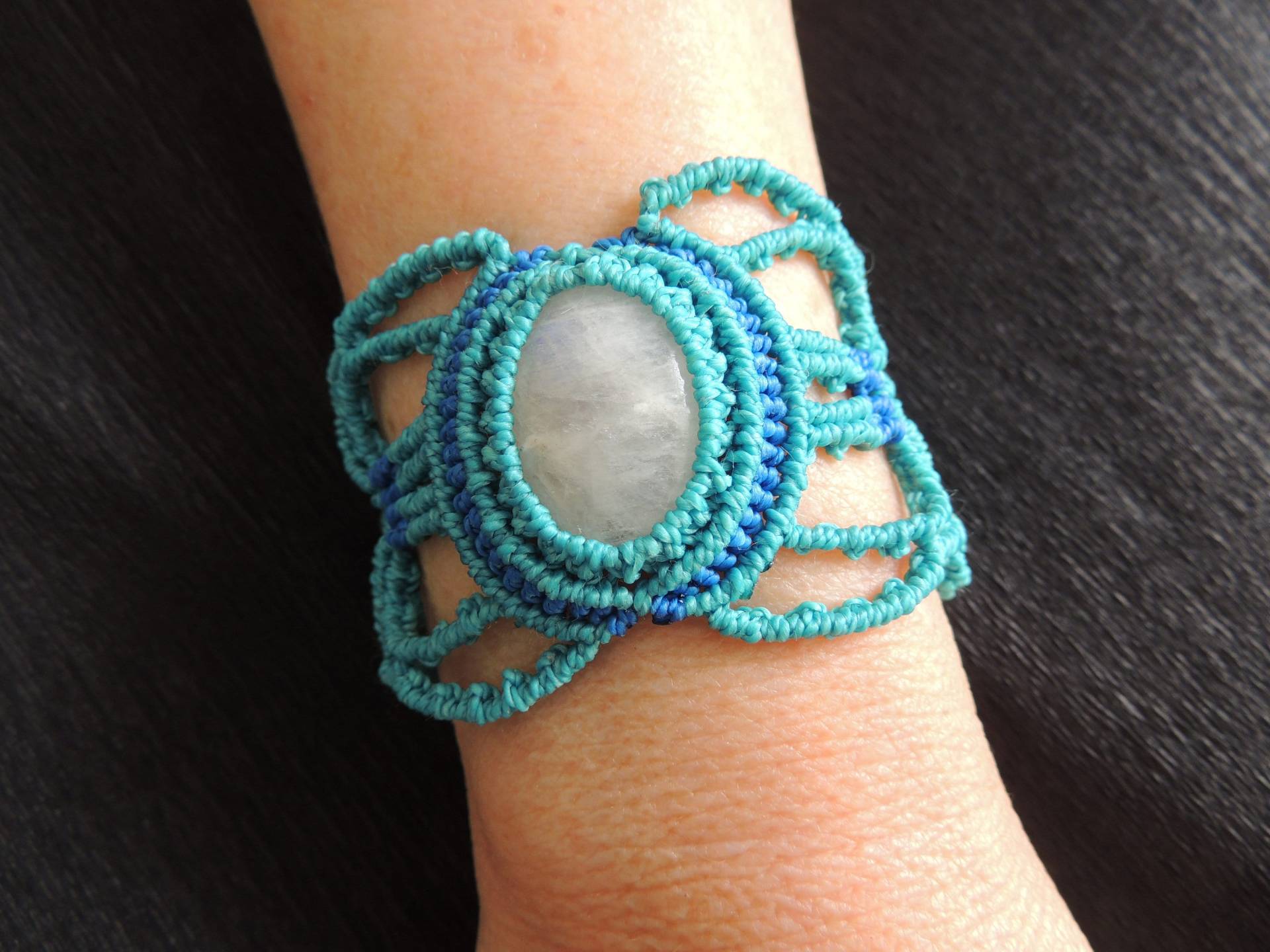 Manschettenarmband Aus Mikro-Makramee Und Mondstein Manschettenarmband Aus Mikro-Makramee Und Mondstein von Creationschrysalide