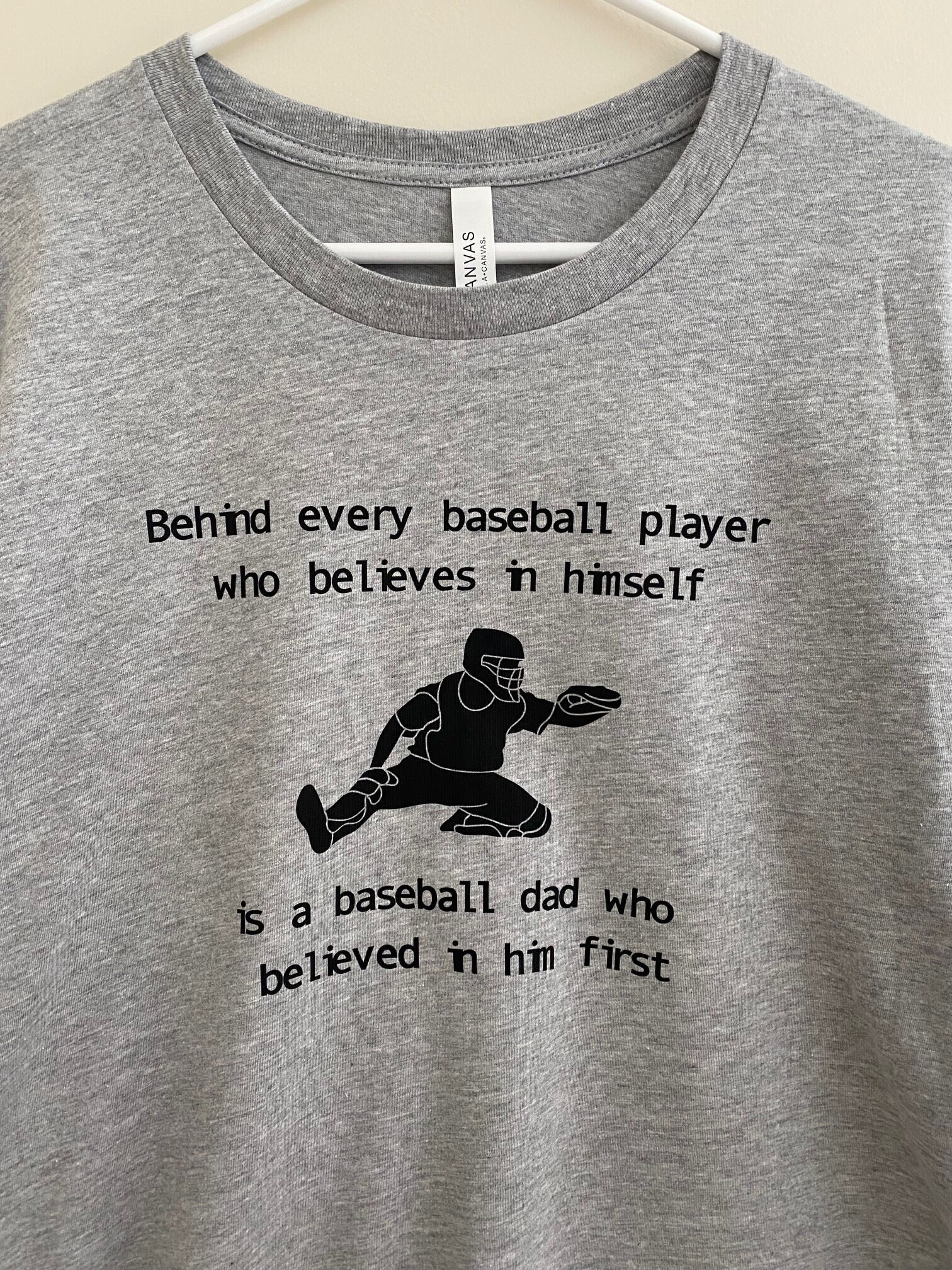 Baseball Dad Shirt, Hinter Jedem Baseballspieler, Der An Sich Selbst Glaubt, Ist Ein Baseball-Vater, Zuerst Ihn Geglaubt Hat, Vati-Geschenk von CreationsofaBookworm