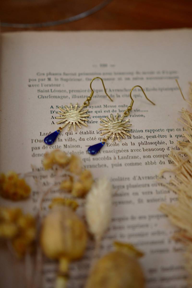 strukturierte Goldene Sonne Und Blaue Tropfen-Ohrringe strukturierte Goldene Sonne Und Blaue Tropfen-Ohrringe von CreationspresduMont