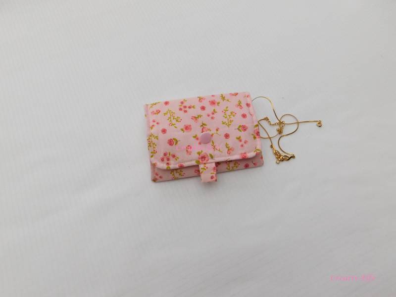 Schmucketui Aus Weichem Stoff - Stilvolle Schmuckaufbewahrung Mit Fächern von CreativElfe