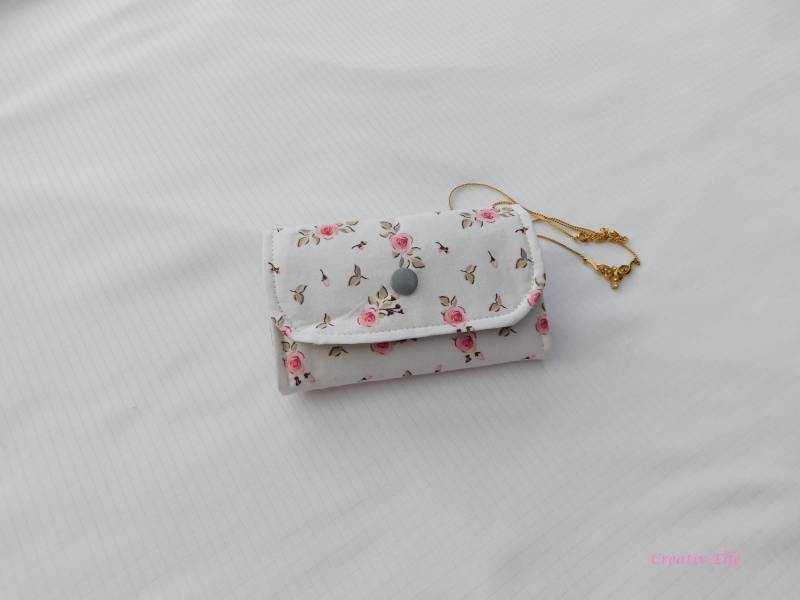 Schmucketui Aus Weichem Stoff - Stilvolle Schmuckaufbewahrung Mit Fächern von CreativElfe