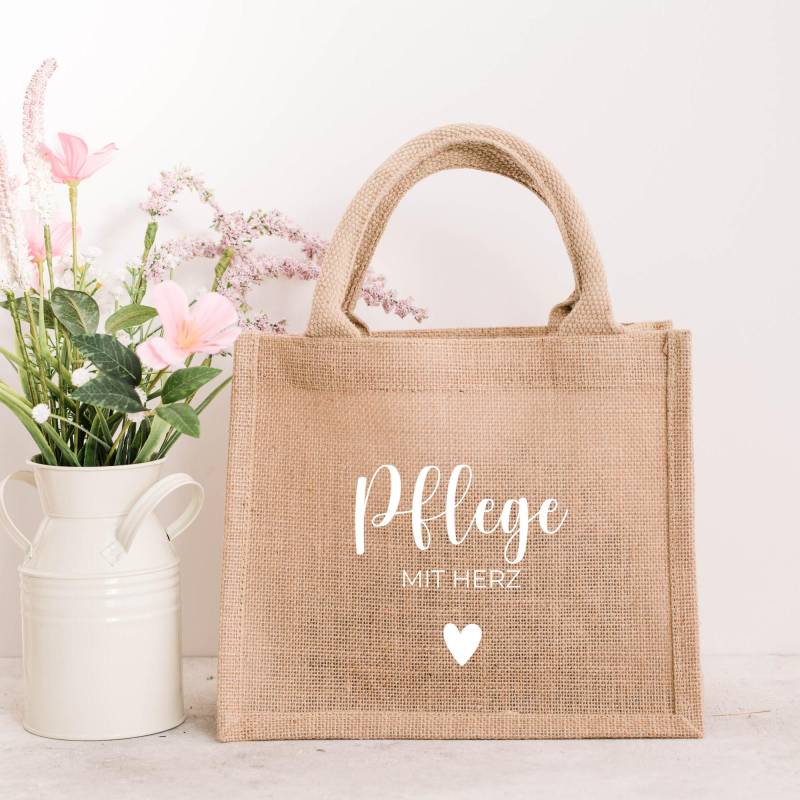 Jutetasche "Pflege Mit Herz" - Geschenkidee Für Pflegekräfte Jutetasche "Pflege Mit Herz" - Geschenkidee Für Pflegekräfte von CreativeAllTime