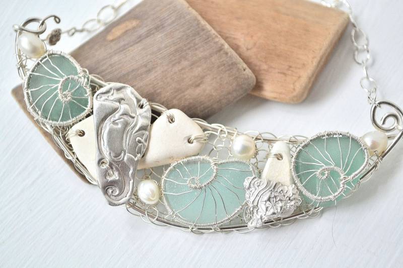 Seaside Treasure Bib Halskette Silber Seeglas, Strandkeramik, Perlen Seaside Treasure Bib Halskette Silber Seeglas, Strandkeramik, Perlen von CreativeArtbyME