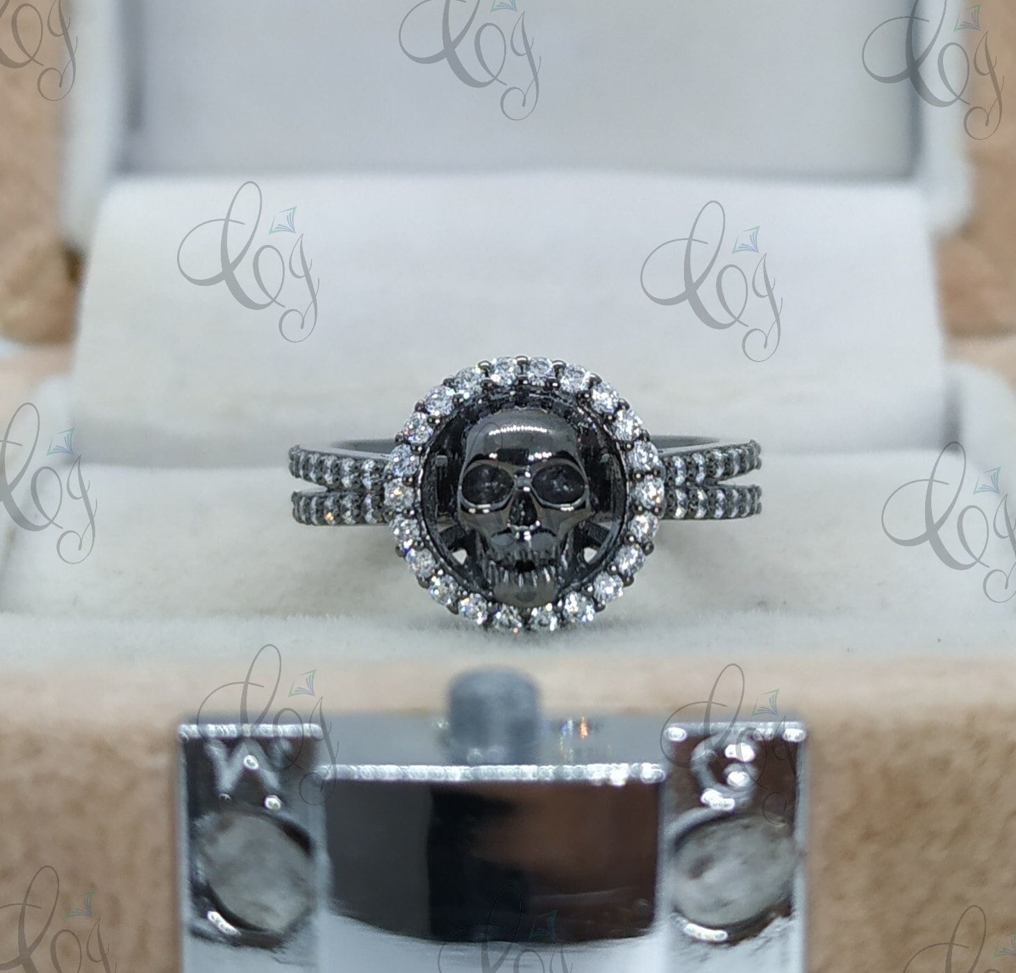 1.04 Cts Gothic Totenkopf Verlobungsring, Schwarzer Ehering, Split Shank Ring, Zweireihiges Schaft Punk Style Ring von CreativeByChirag