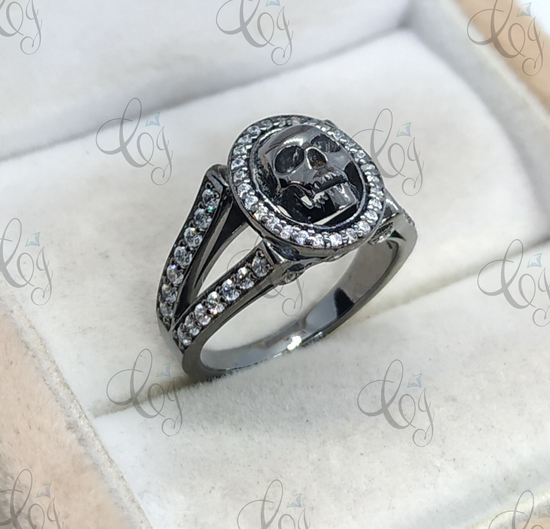 1.18 Cts Rund Geschliffener Halo Totenkopf Ring, Split Shank Gothic Ehering, Unikat Design Jubiläums Ring von CreativeByChirag