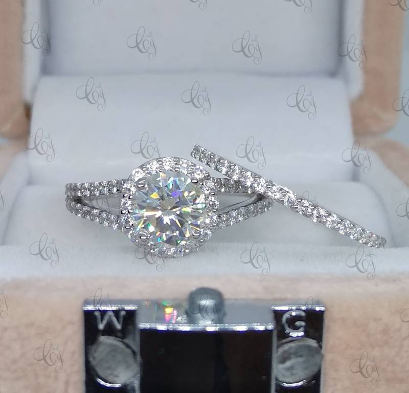 2.24 Ct Rundschliff Nahe Weißer Moissanit Verlobungsring in 925 Sterling Silber - Split Shank Ring Für Frauen von CreativeByChirag