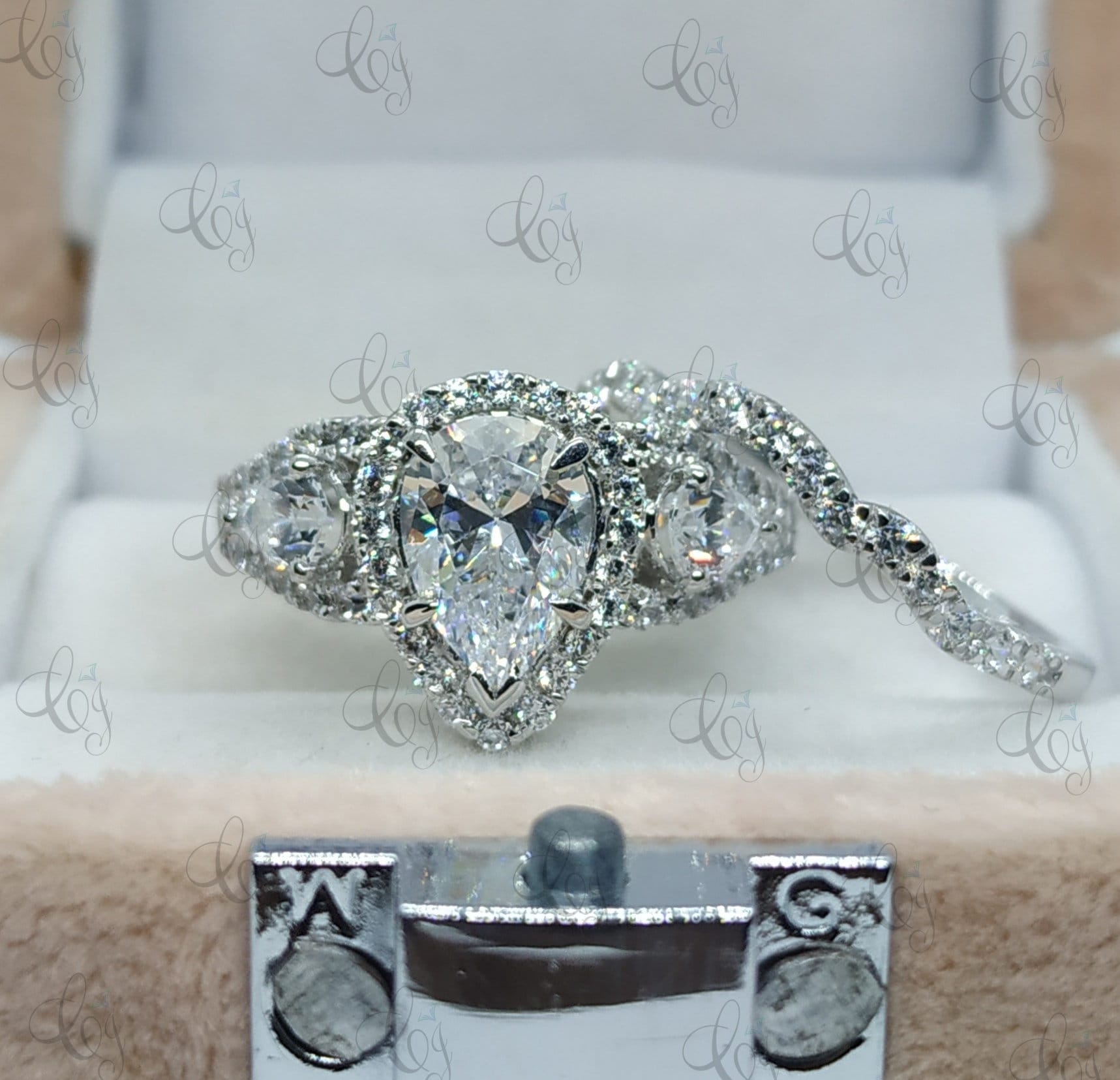 3.26 Ct Pear Shaped Drei Stein Halo Verlobungsring Mit Passendem Band in Massivem 925 Sterling Silber Für Frauen Hochzeit Braut Set von CreativeByChirag