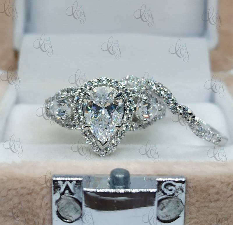 3.26 Ct Pear Shaped Drei Stein Halo Verlobungsring Mit Passendem Band in Massivem 925 Sterling Silber Für Frauen Hochzeit Braut Set von CreativeByChirag