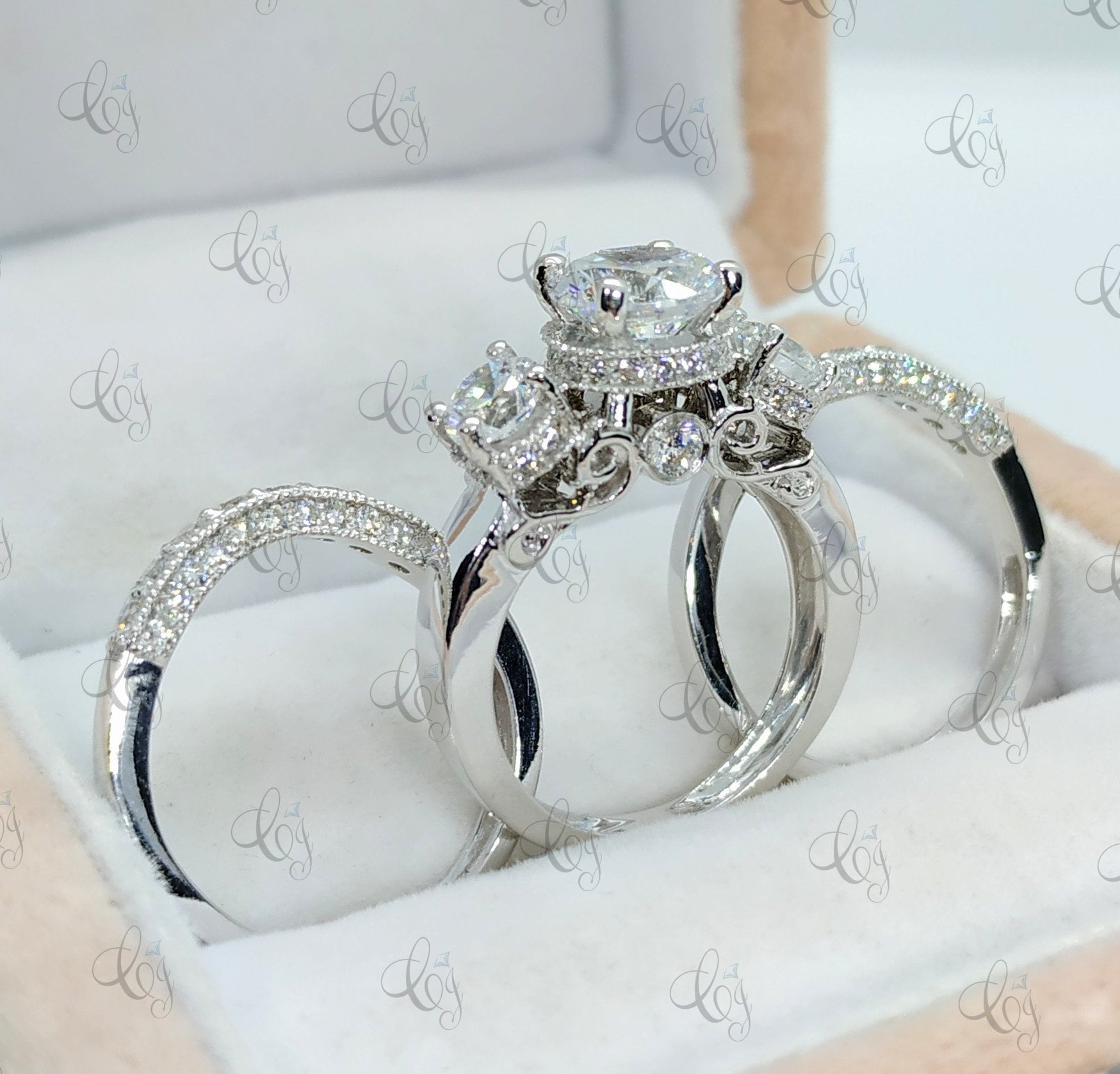 3.90 Ct Runder Brilliantschliff Versteckter Halo Drei Stein Verlobungsring Trio Ring Set in 925 Sterling Silber - 3 Stücke Ehering Für Damen von CreativeByChirag