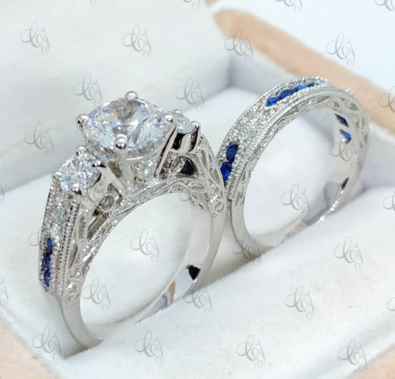 5.90 Ct Weißer Runder Schnitt Und Blauer Saphir Antiker Art-Deco-Verlobungsring in 925 Sterlingsilber - 3-Stein-Ring Ehering-Set Für Sie von CreativeByChirag