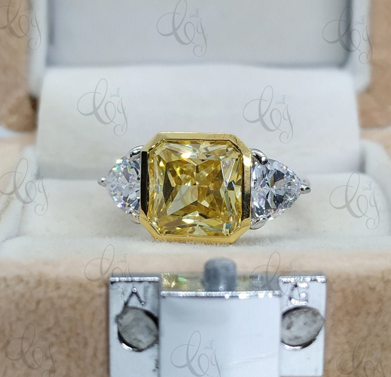 7.44 Ct Vintage Fancy Yellow Asscher 3 Stein Verlobungsring in 925 Sterling Silber, Und Trillion Ehering, Zweifarbiger Ring von CreativeByChirag