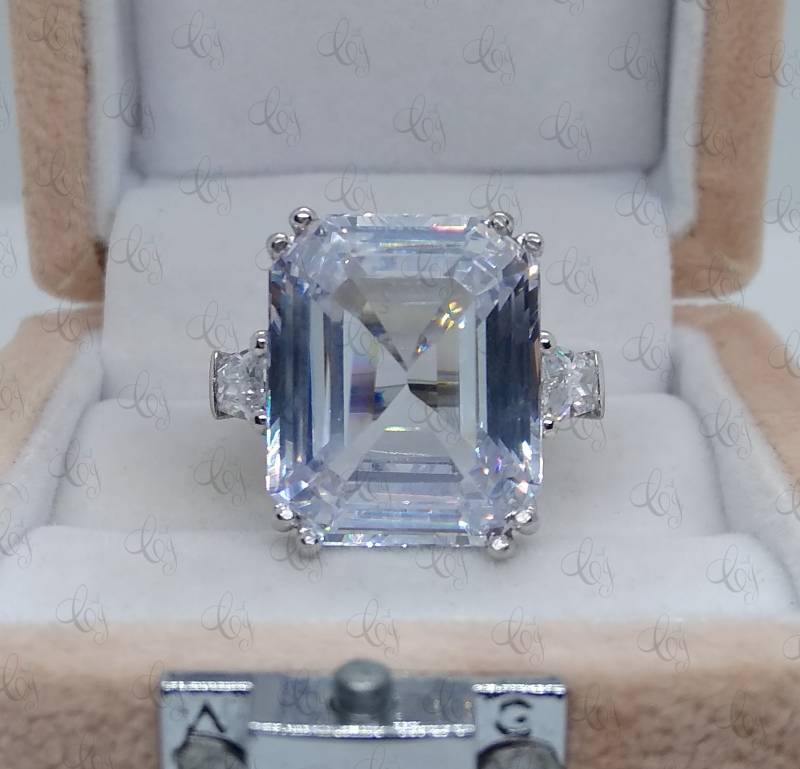 Ehrfürchtiger 75 Karat Großer Smaragd Drei-Stein-Cocktailparty-Ring 925 Sterlingsilber Für Frauen - Luxusring Verlobungsring Ehering von CreativeByChirag