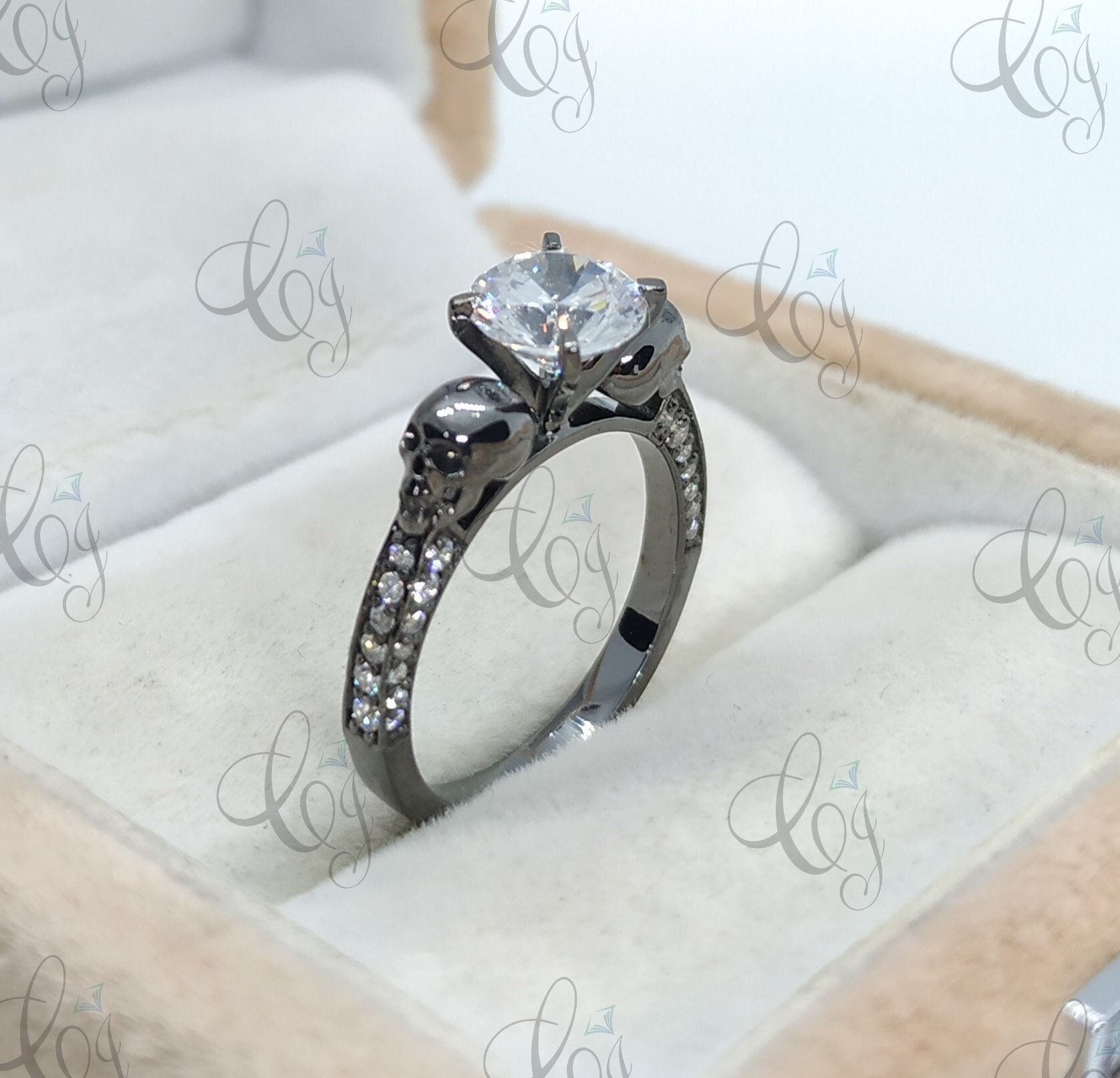 Gothic Totenkopf Gesicht Ring, 1, 75 Ct Farbloser Moissanit Verlobungsring, Diamant Antrag Tiny Skull Brautring Gothic Totenkopf Gesicht Ring, 1, 75 Ct Farbloser Moissanit Verlobungsring, Diamant Antrag Tiny Skull Brautring von CreativeByChirag
