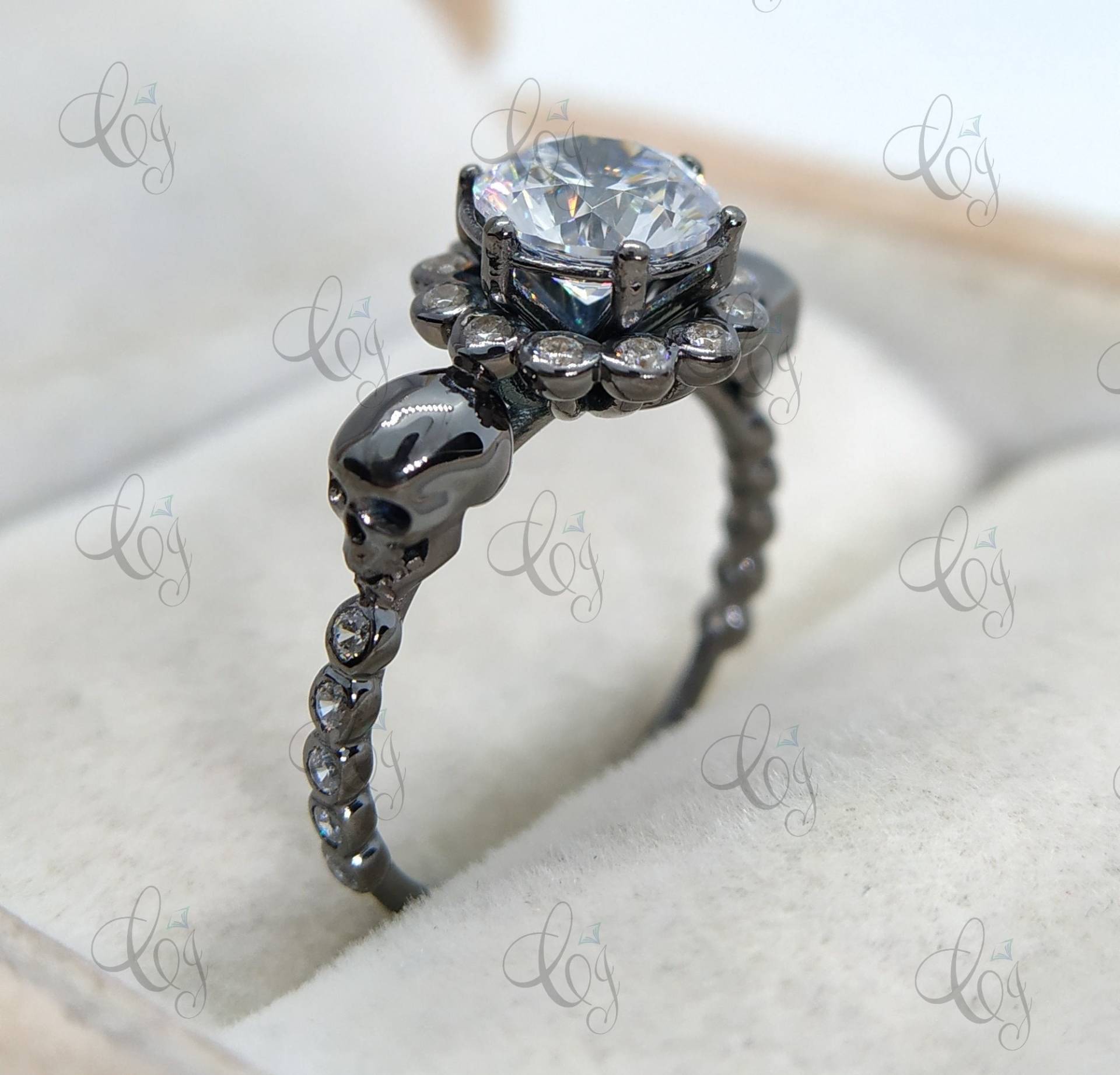 Vintage Totenkopf Ring, Halo Gothic 2.00 Ct Weiß Moissanit Cut Solitär Verlobungsring, Lünette Akzente Zwei Ring Für Frauen von CreativeByChirag