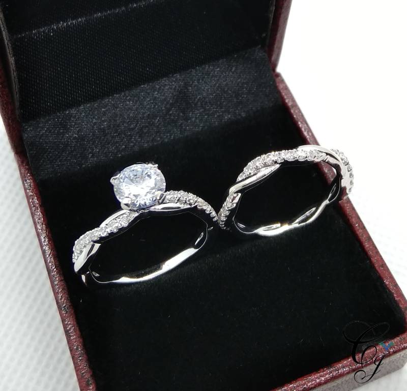 Wunderschöner 1.70 Karat Rundschliff Solitär Verlobungsring Mit Passendem Ehering Set in 925 Sterling Silber Für Frauen von CreativeByChirag
