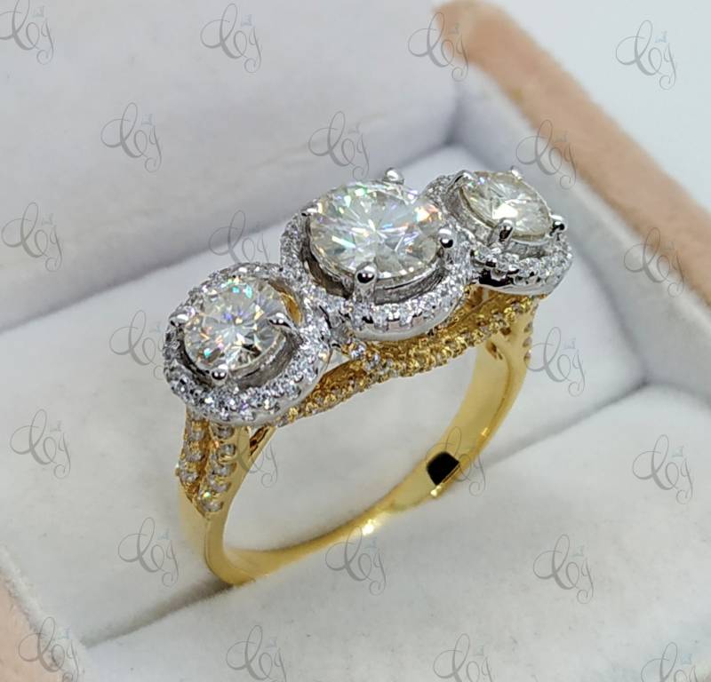 Wunderschöner Zweifarbiger Ring 5, 68 Ct Rundschliff Drei Stein Halo Verlobungsring Für Frauen Cocktail Ehering 3 von CreativeByChirag