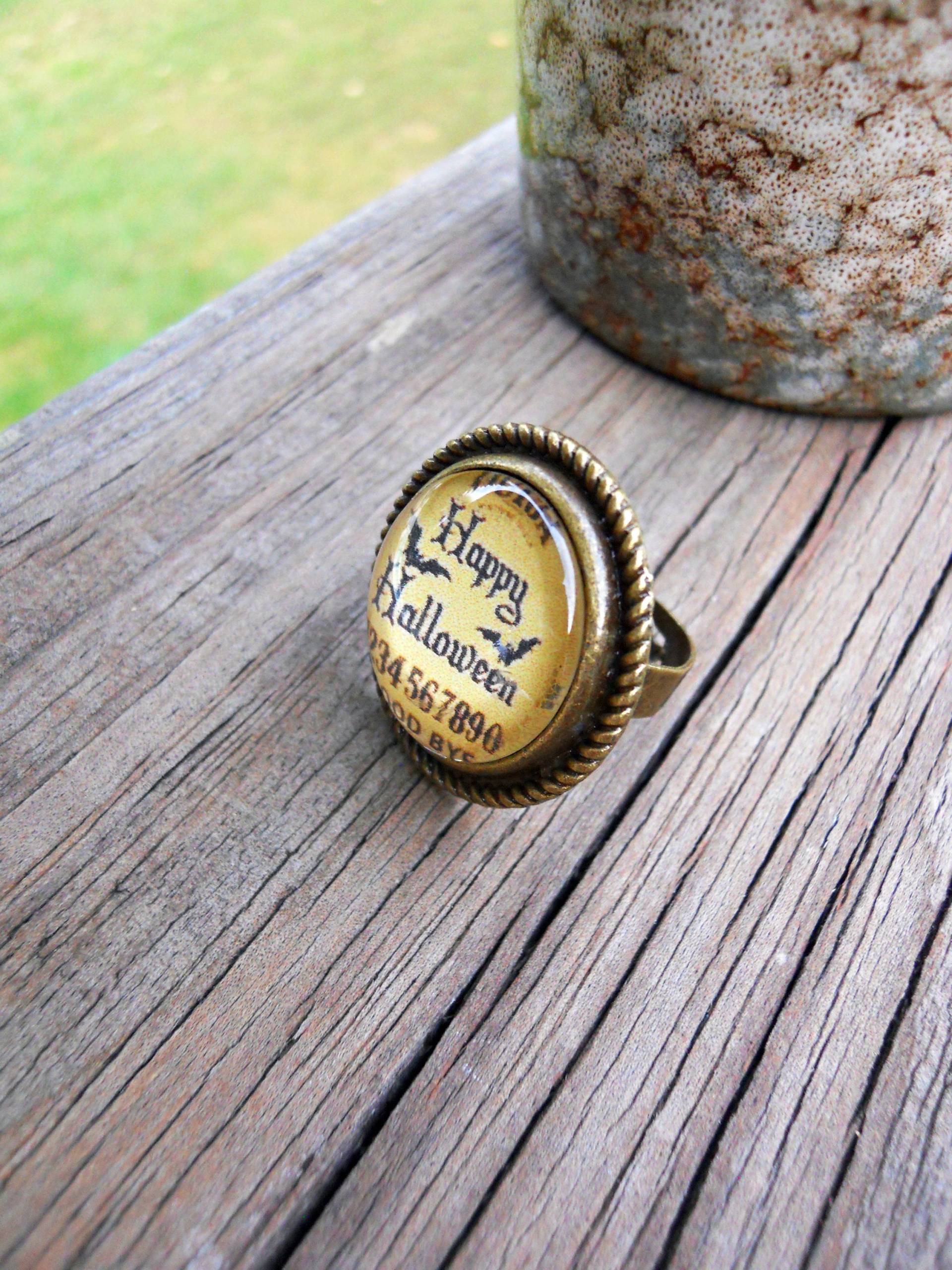 Glücklich Halloween Ring Einstellbar Glaskuppel Im Vintage-stil-Lünette in Der Wahl Farbe, Halloween-Ring, Halloween-Schmuck, Wicca Ring Glücklich Halloween Ring Einstellbar Glaskuppel Im Vintage-stil-Lünette in Der Wahl Farbe, Halloween-Ring, Halloween-Schmuck, Wicca Ring von CreativeByrdieDesign