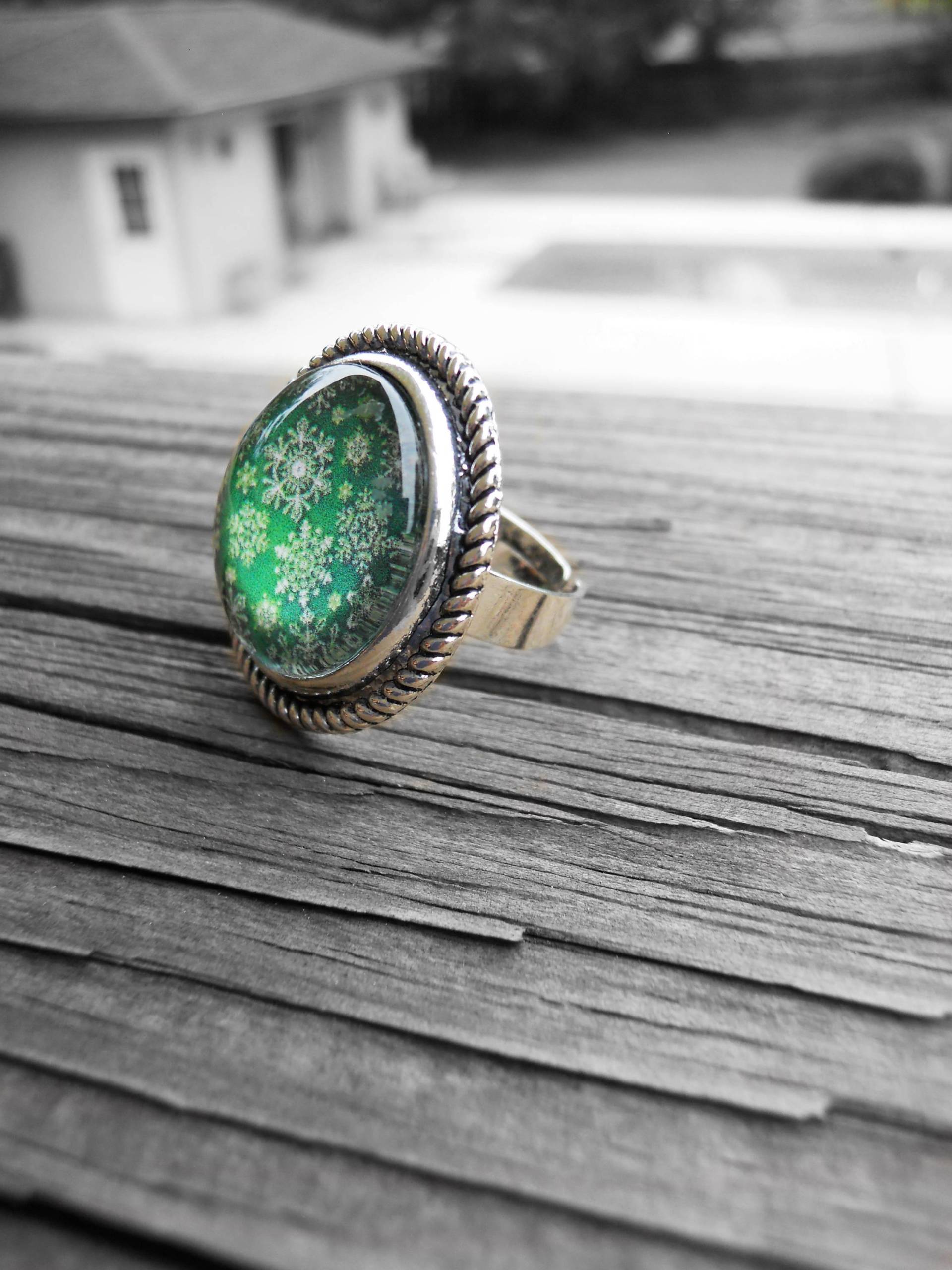 Grüne Schneeflocke Ring Antikes Silber-Finish Einstellbare Lünette, Winter Schmuck Grüne Schneeflocke Ring Antikes Silber-Finish Einstellbare Lünette, Winter Schmuck von CreativeByrdieDesign
