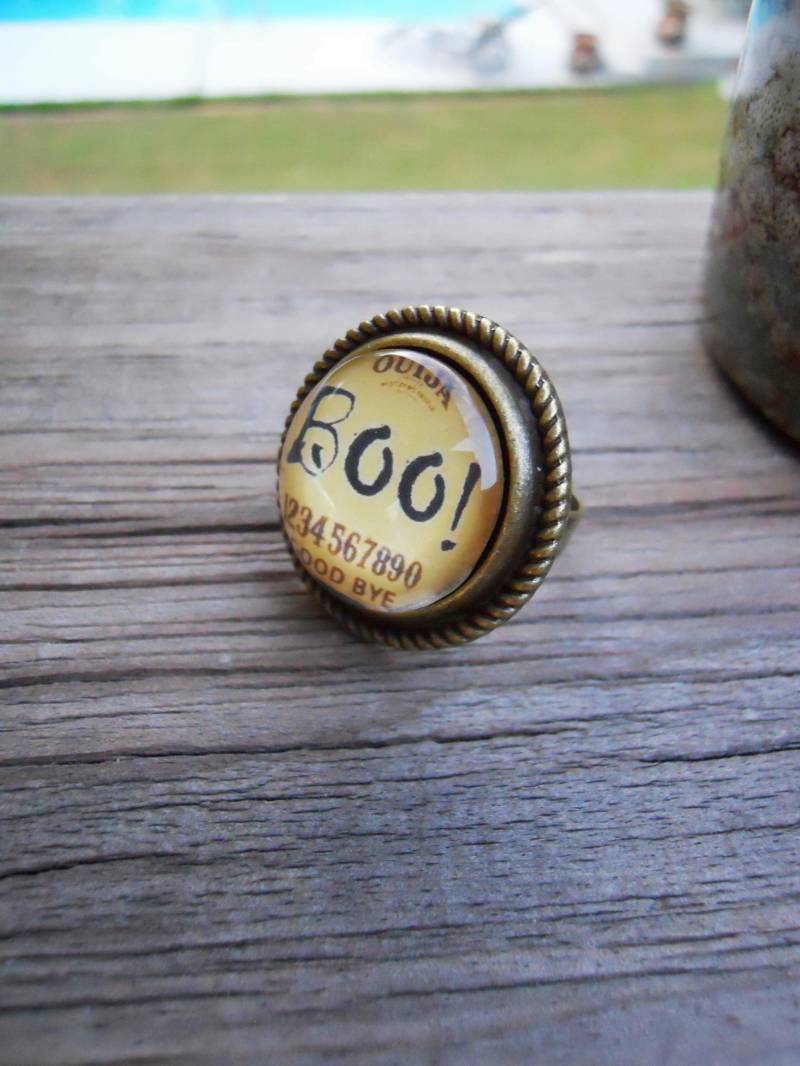 Halloween Boo Ring Verstellbare Vintage Stil Lünette Wahl, Zitat Ouija Glaskuppel Ring, Geisterring, Gruseliger Schmuck Boo Halloween Boo Ring Verstellbare Vintage Stil Lünette Wahl, Zitat Ouija Glaskuppel Ring, Geisterring, Gruseliger Schmuck Boo von CreativeByrdieDesign