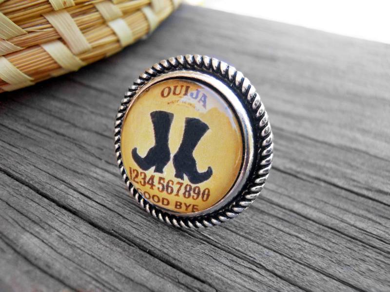 Hexe Stiefel Ring Einstellbar Mit Ouija-Brett & Wahl Der Antike Finish Vintage Stil Lünette, Böse Ring, Halloween-Ring, Schwarze Hexe Stiefel Ring Einstellbar Mit Ouija-Brett & Wahl Der Antike Finish Vintage Stil Lünette, Böse Ring, Halloween-Ring, Schwarze von CreativeByrdieDesign