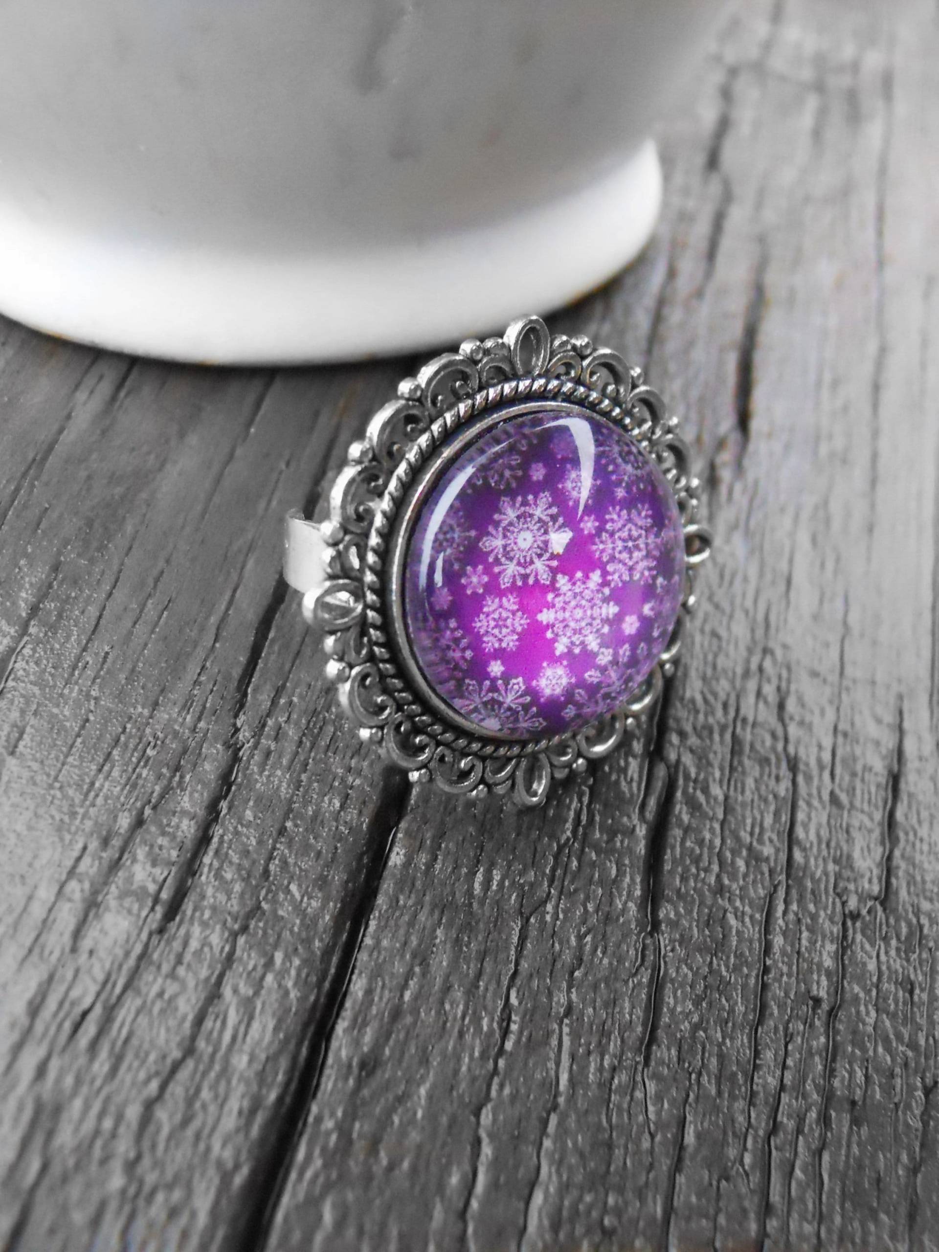 Lila Schneeflocke Ring Verstellbare Glaskuppel Auswahl Von Silber Lünette Stil, Lila & Weiß Ring, Filigrane Urlaub Lila Schneeflocke Ring Verstellbare Glaskuppel Auswahl Von Silber Lünette Stil, Lila & Weiß Ring, Filigrane Urlaub von CreativeByrdieDesign