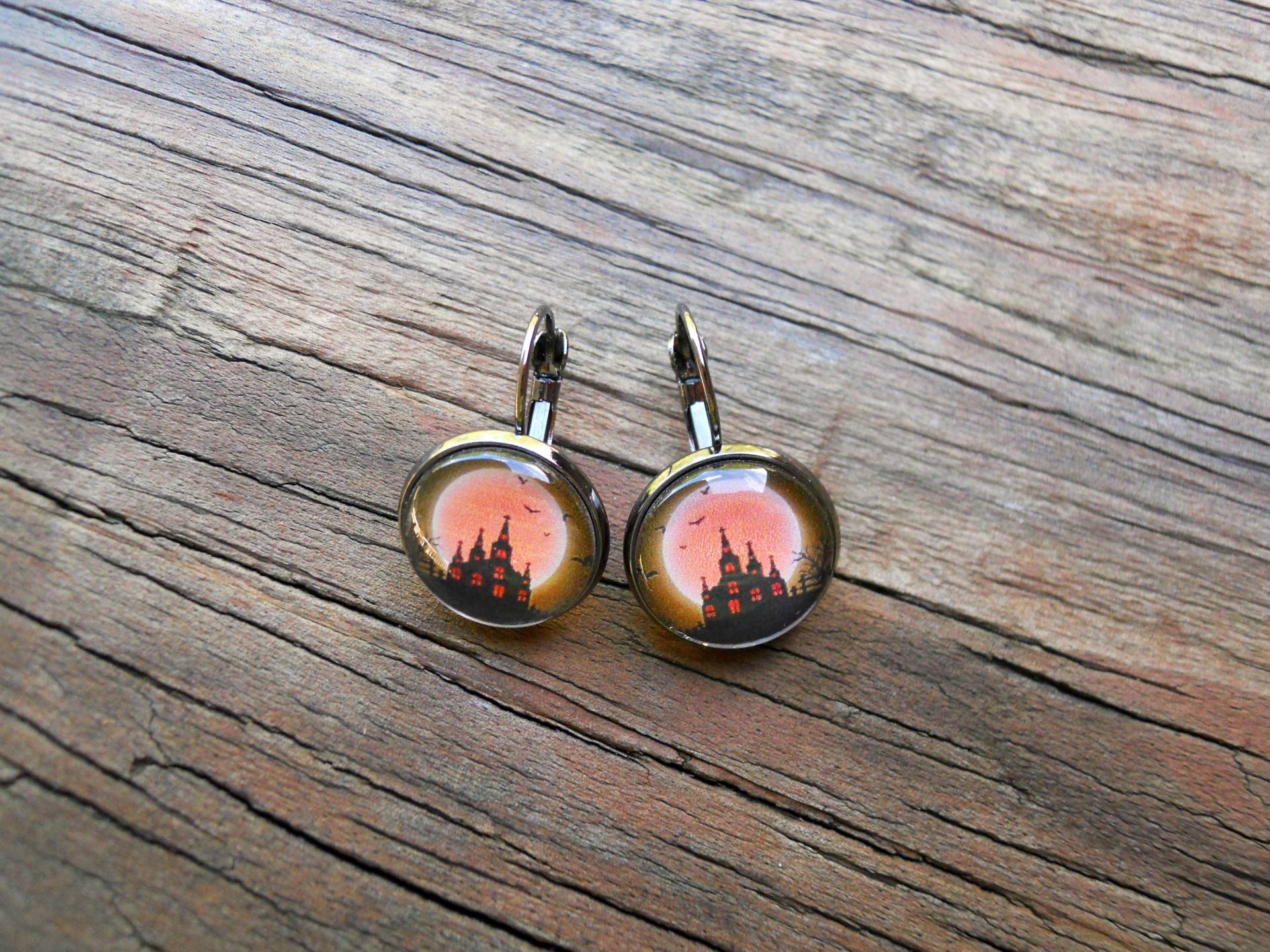 Red Halloween Hebel Zurück Ohrringe Mit Haunted Castle in Wahl Von Gumetal Oder Silber-Finish, Rote Ohrringe, Gruselige Roter Mond Red Halloween Hebel Zurück Ohrringe Mit Haunted Castle in Wahl Von Gumetal Oder Silber-Finish, Rote Ohrringe, Gruselige Roter Mond von CreativeByrdieDesign