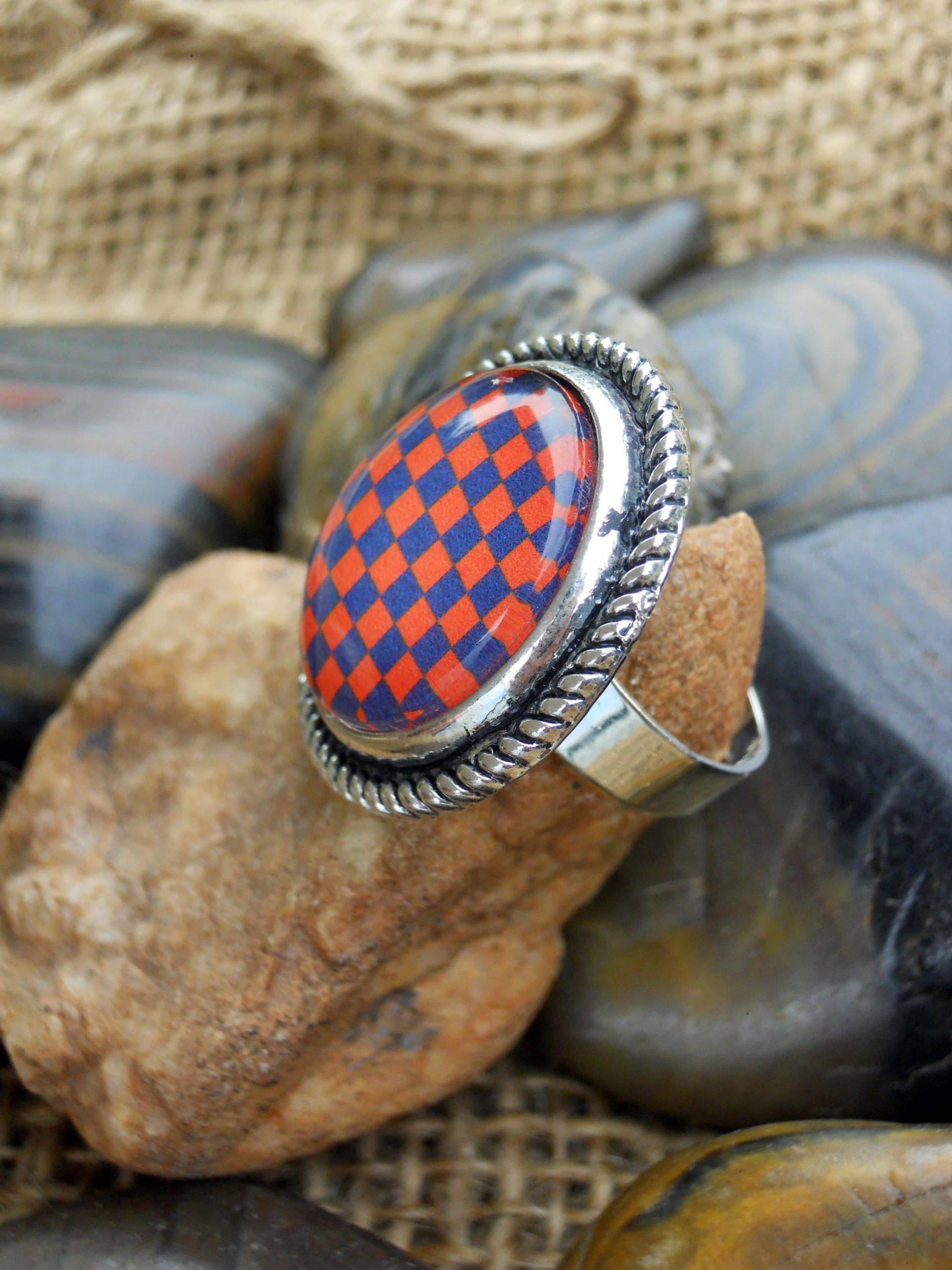 Schachbrett Glaskuppel Ring Orange & Marineblau, Verstellbare Lünette Schachbrett Glaskuppel Ring Orange & Marineblau, Verstellbare Lünette von CreativeByrdieDesign